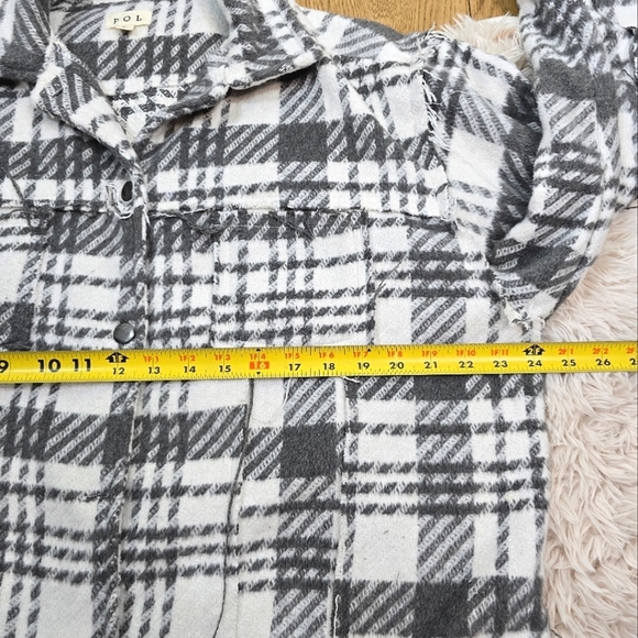 POL Plaid Oversized Frayed Shacket in Gray and Ivory Size Large - Picture 4 of 9